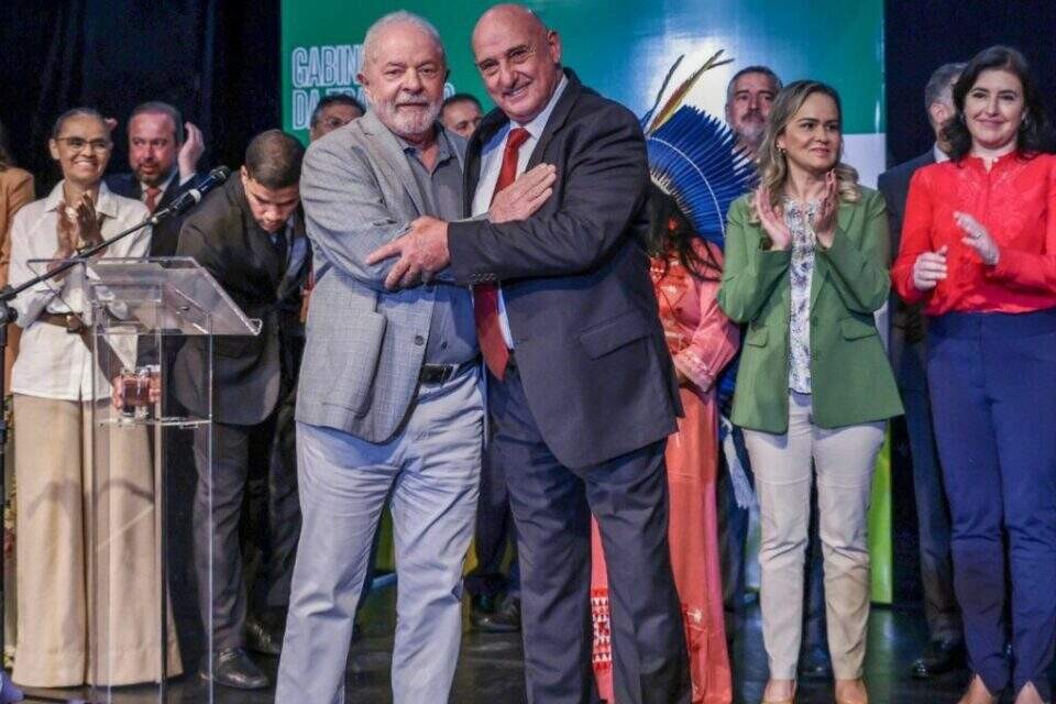 Lula e Gonçalves Dias, chefe do GSI, no anúncio dos novos ministros  — Foto: Ricardo Stuckert