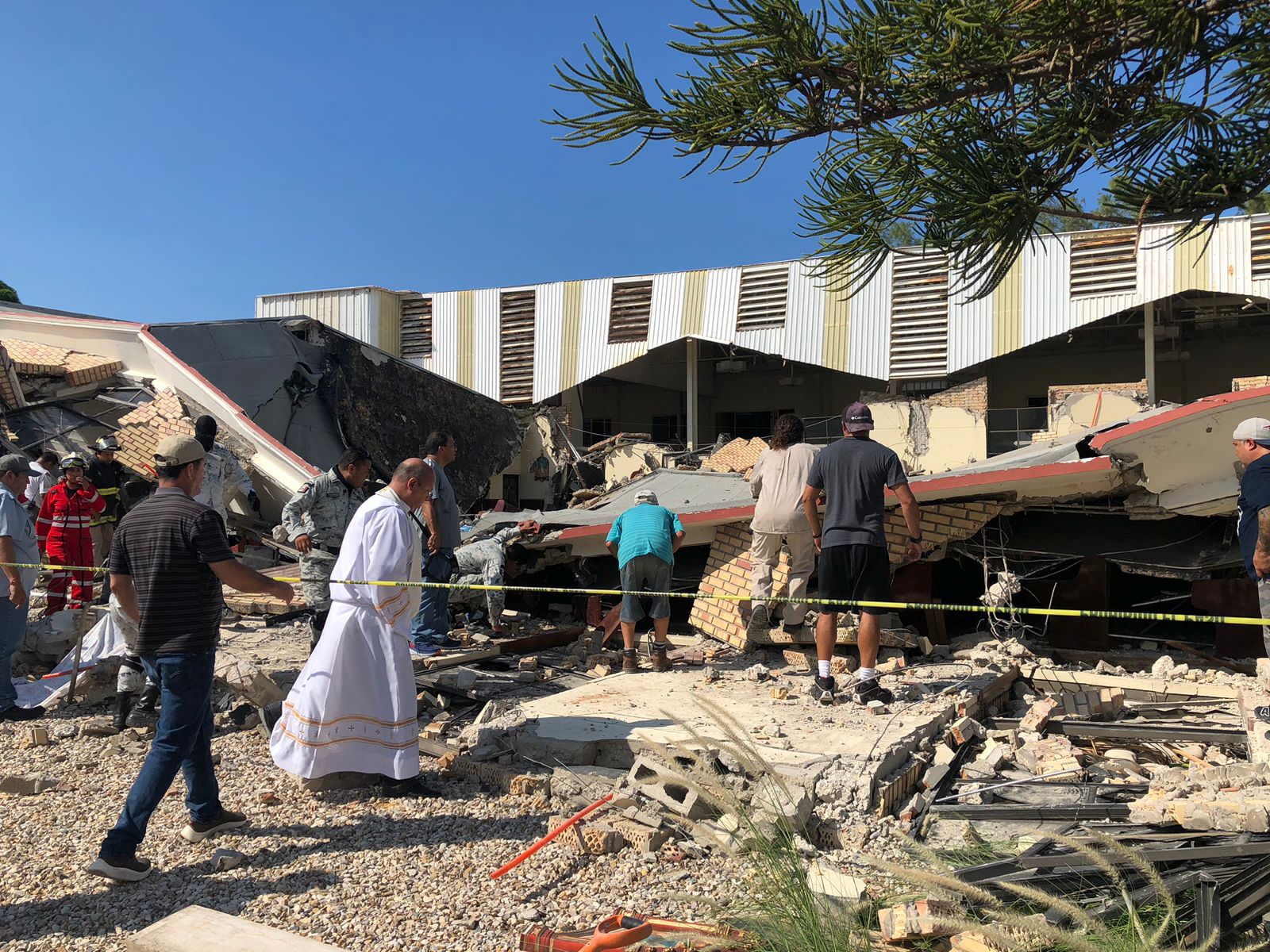 Igreja desaba durante batizado e deixa nove mortos no México