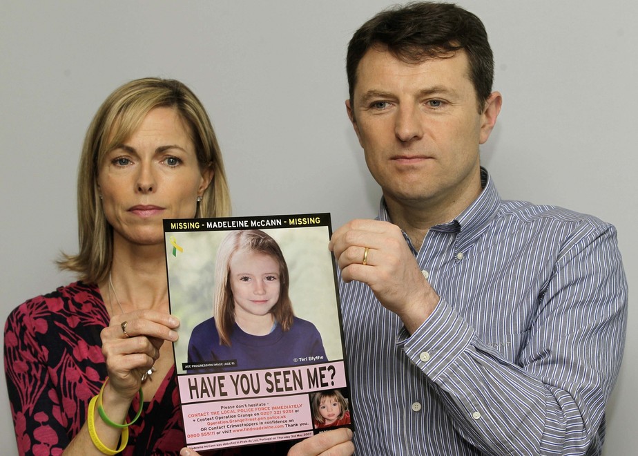 Kate e Gerry McCann posam para fotos com um cartaz de possível evolução da idade de sua filha Madeleine
