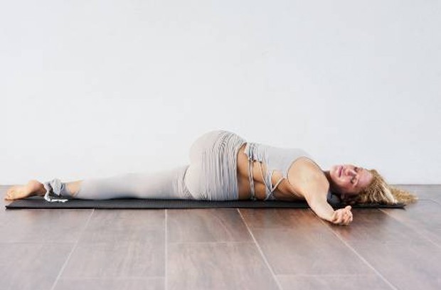 Poses de yoga que ajudam a diminuir os níveis de ansiedade (Foto: Thyroid Yoga/ Reprodução)