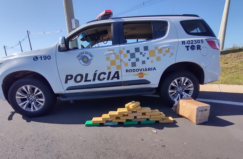 Tabletes de cocaína apreendidos durante abordagem a ônibus em Garça — Foto: Policia Rodoviária/Divulgação