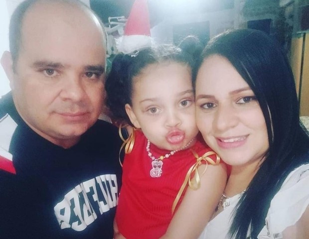 Laura Gabrielly com os pais, Daniel e Anna Paula (Foto: Instagram)