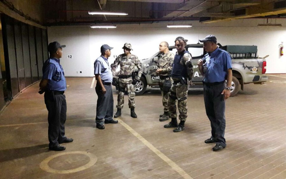 Equipe da PM Ambiental do DF vasculha anexo do Itamaraty após invasão de onça (Foto: Diogo André/TV Globo)