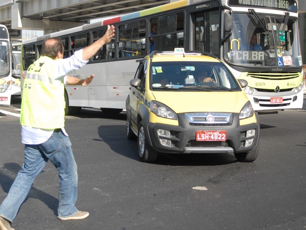 O Secretário de Transportes, Carlos Roberto Osório ajuda na operação de controle de trânsito, primeiro dia de operação do Binário. (Foto: Armando Paiva/Fotoarena)