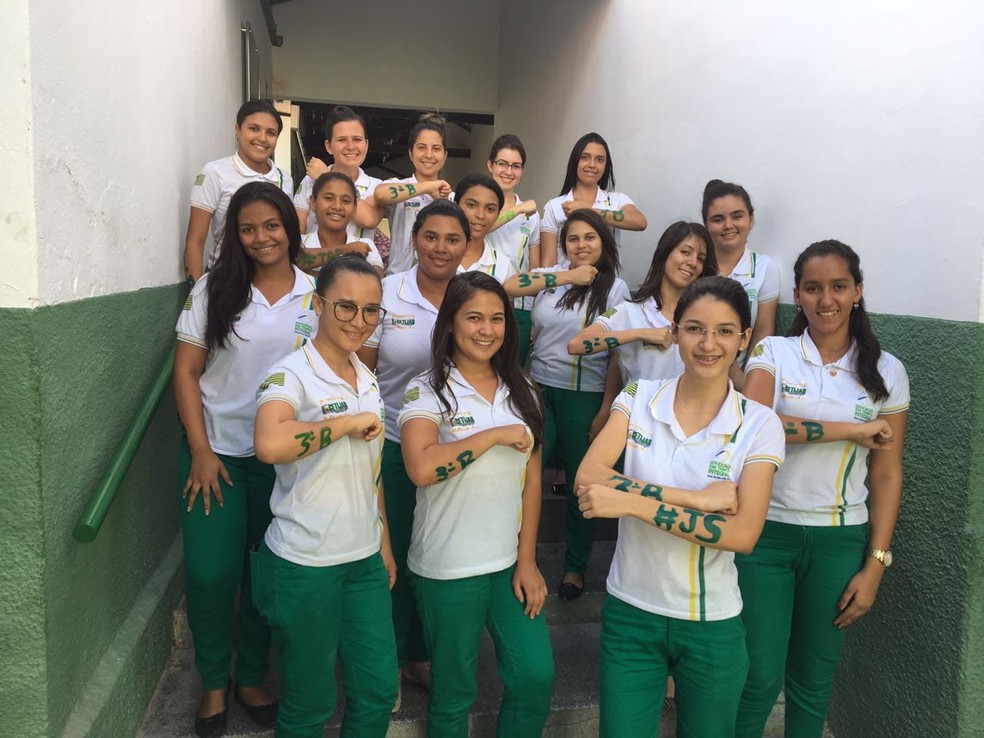 Alunos da escola fazem saudações para a jovem ganhadora.  — Foto: Foto: Divulgação/Arquivo pessoal 