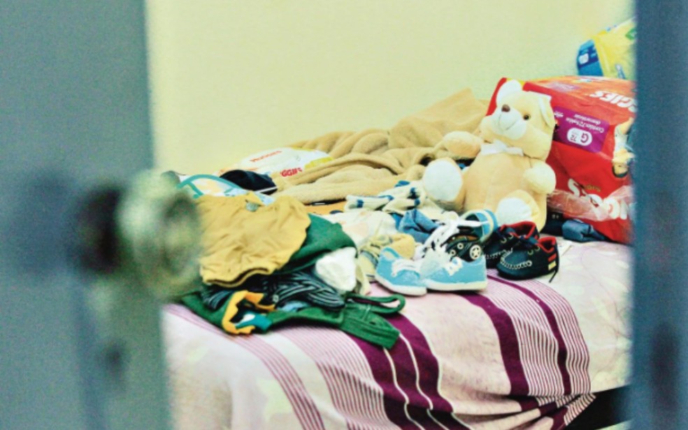 Peças de enxoval de Julio César, no local onde seria o quarto do neném, em Goiânia, Goiás — Foto: Wesley Costa/O Popular
