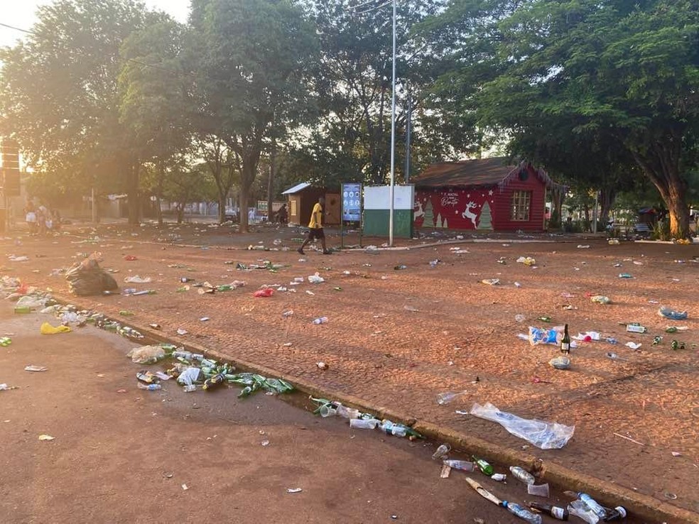 Cartão postal de MS, Bonito amanheceu tomado por lixo  — Foto: Redes sociais/ Reprodução 