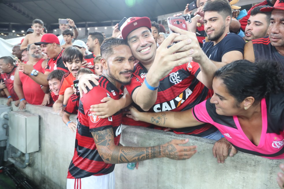 Nos bra�os da torcida: Guerrero recebeu apoio das arquibancadas nos tr�s jogos que fez pelo Flamengo em 2018  (Foto: Gilvan de Souza / Flamengo)