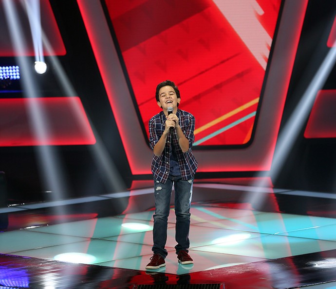 Gabriel Gava se diverte no palco do The Voice Kids (Foto: Isabella Pinheiro/Gshow)