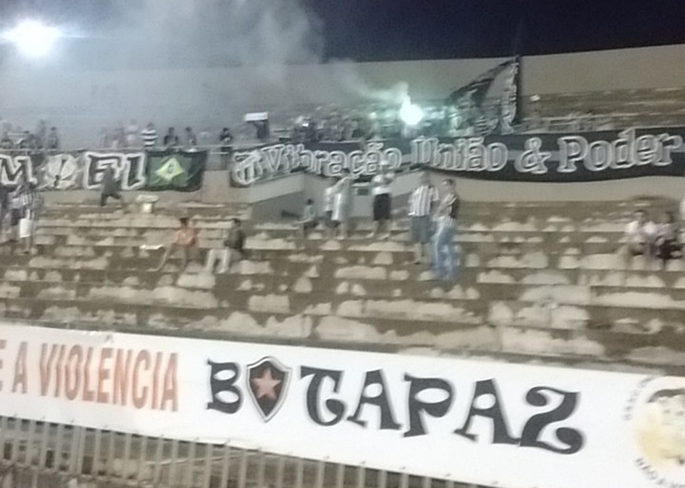 Torcida Bota Paz, que é comandada por Beninha. No vídeo vazado, ele estaria articulando um protesto contra a FPF e a diretoria do Belo (Foto: Hévilla Wanderley / GloboEsporte.com/pb)