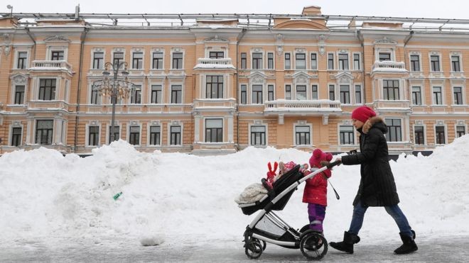 'Temos de ajudar os mais jovens, aqueles que querem uma vida familiar e sonham com ter filhos', afirmou Putin sobre a baixa taxa de natalidade da Rússia (Foto: Getty Images via BBC News Brasil)