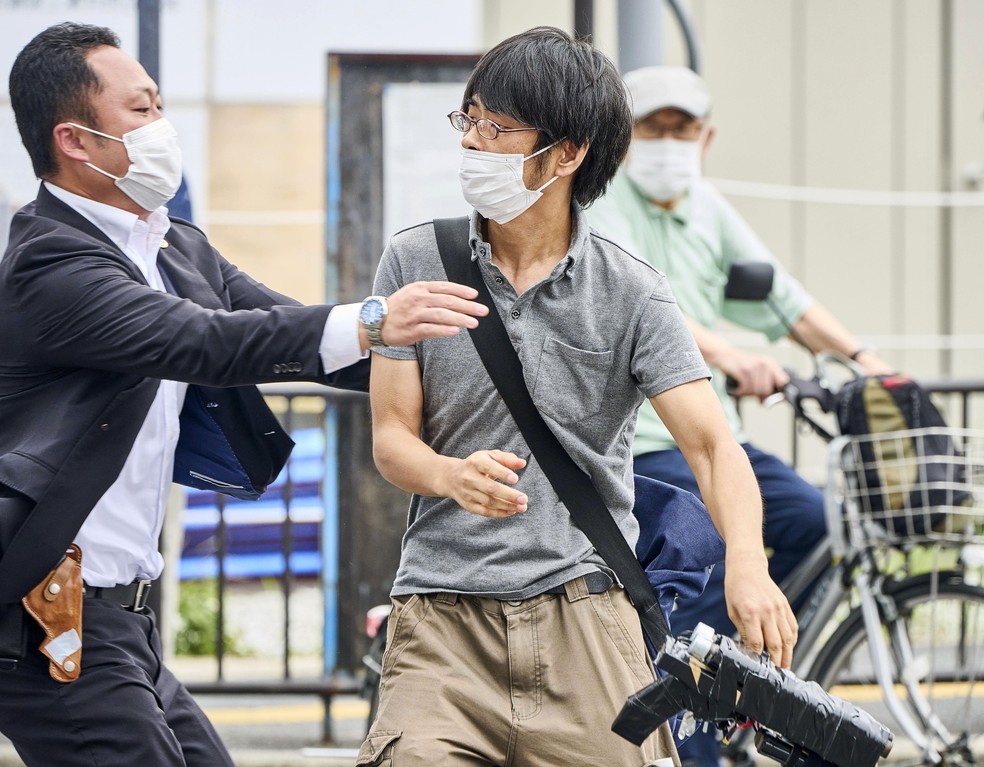 Suspeito de atirar em Shinzo Abe foi detido no local com uma arma caseira em Nara, no Jap&atilde;o &mdash; Foto: Nara Shimbun/Kyodo News via AP
