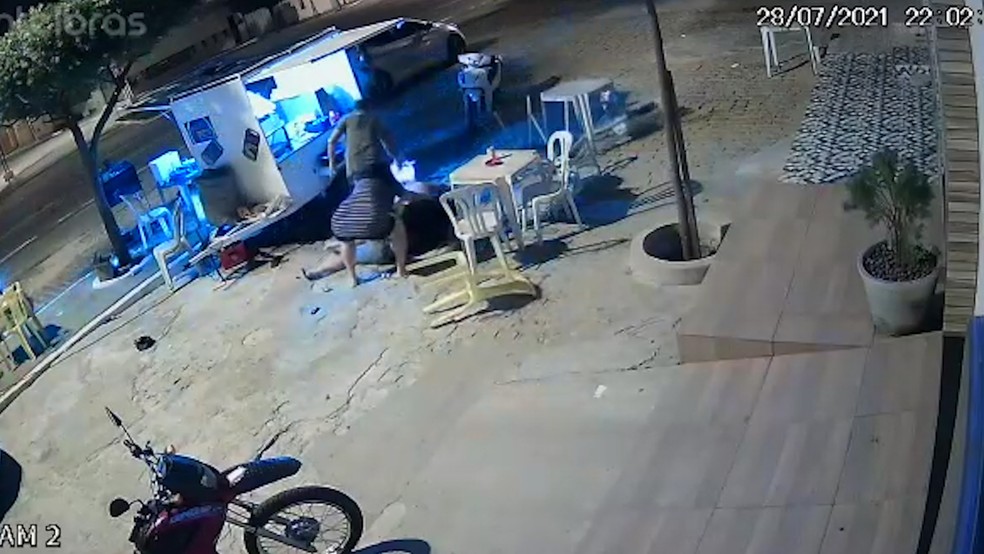 Vídeo mostra PM entrar em luta corporal e ser morto a tiros por homem, em Malta, PB — Foto: Polícia Civil/Divulgação