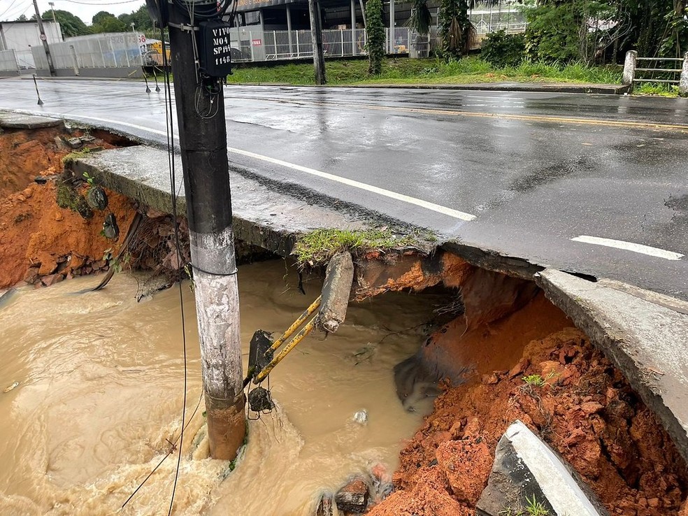 Parte da avenida cedeu após forte chuva. — Foto: Prefeitura de Manaus 