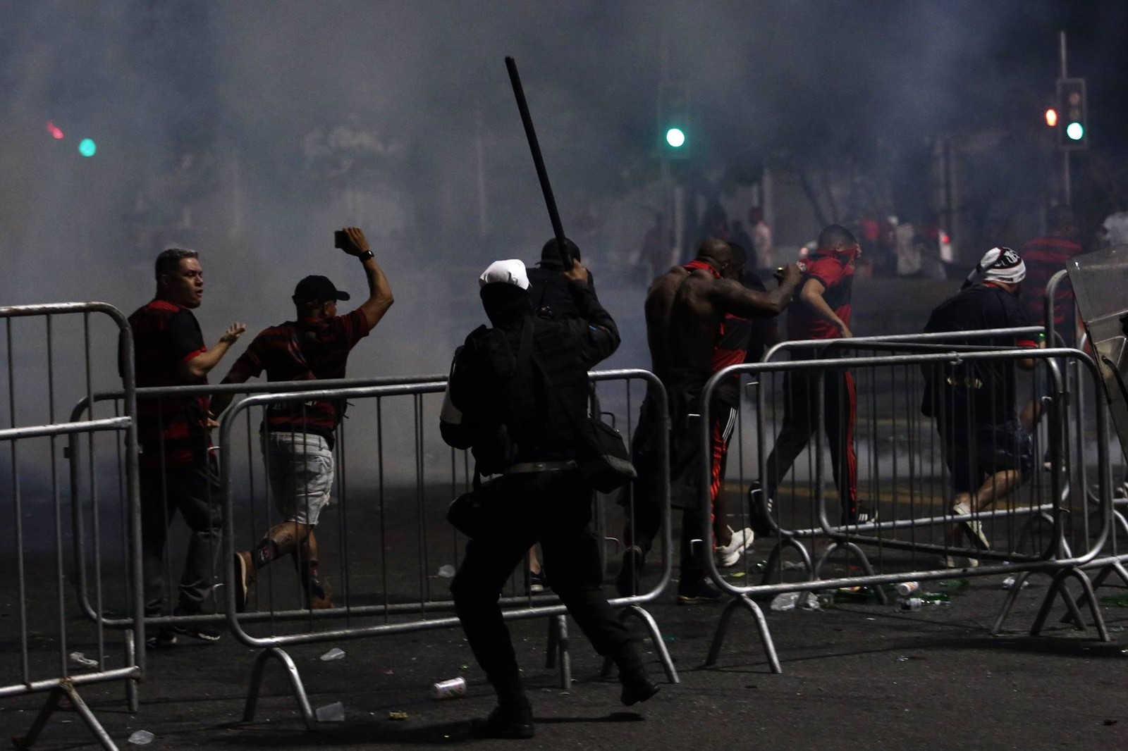 PM dispersa torcedores em confusão generalizada no entorno do Maracanhã — Foto: Lucas Tavares/Agência O Globo