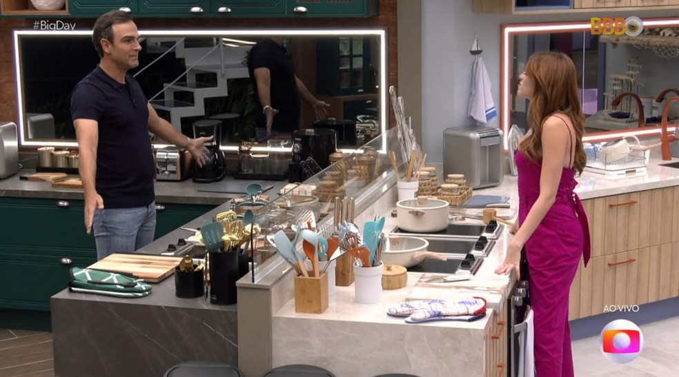 Tadeu e Ana Clara mostram imagens das cozinhas do VIP e da Xepa — Foto: Globo