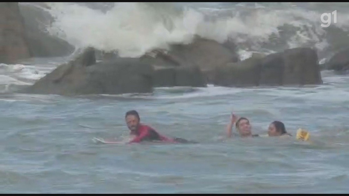 Surfista de 16 anos salva casal de afogamento no litoral de SP; VÍDEO 