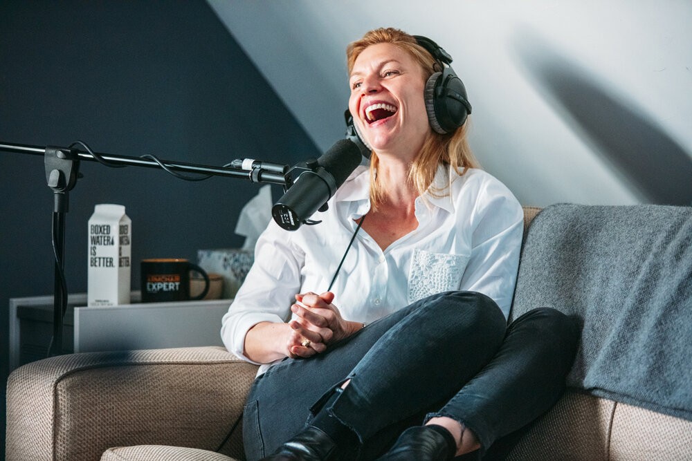 Claire Danes durante entrevista no 'Armchair Expert', podcast do ator Dax Shepard (Foto: Divulgação)