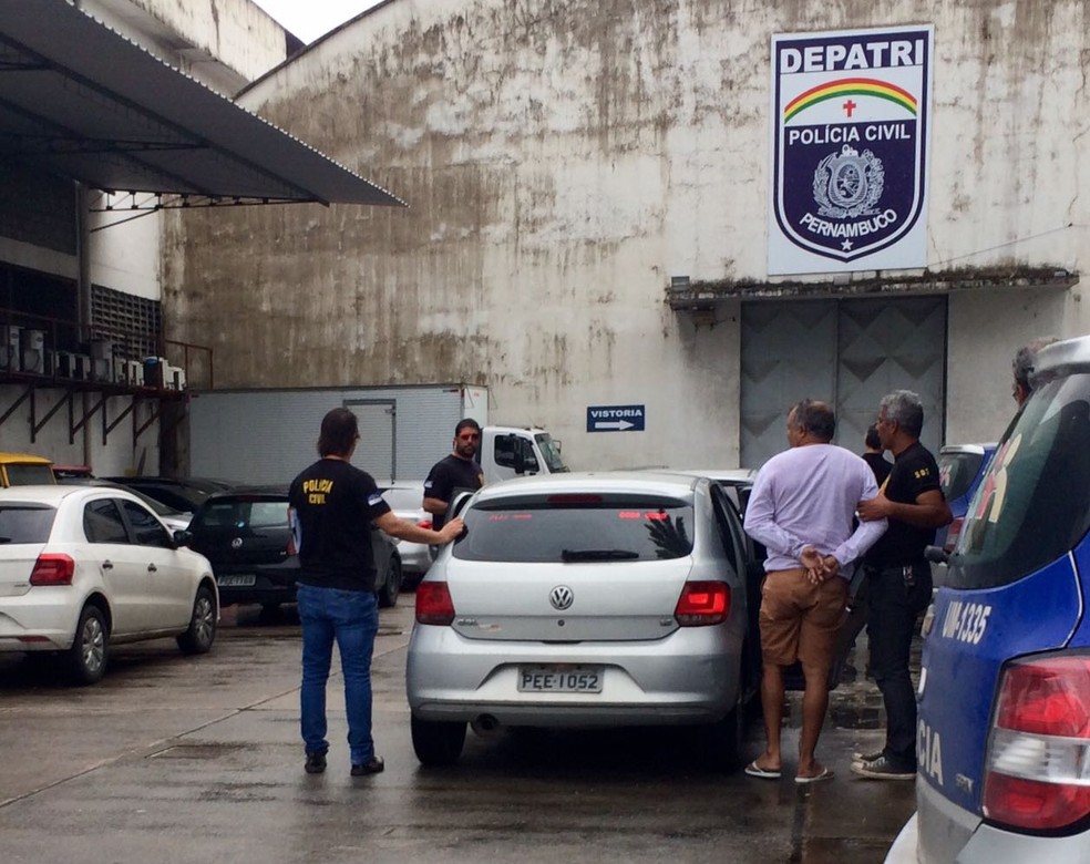 Presos pela ' Operação Comunheiro II' foram levados ao Depatri, no Recife (Foto: Ascom/Polícia Civil de Pernambuco)
