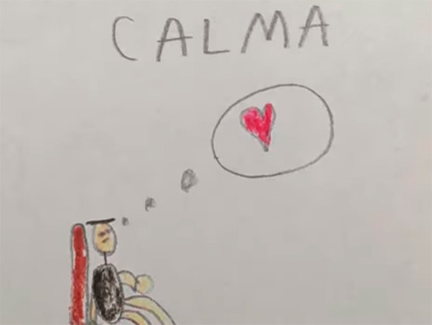 O cantor mineiro fez um clique com desenhos e letras do filho  (Foto: Reprodução/Youtube)
