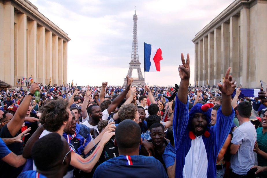 O mundo aos pÃ©s da Torre Eiffel! MultidÃ£o comemora bi da FranÃ§a em Paris