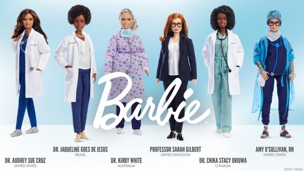 BBC- Jaqueline Góes de Jesus (segunda da esq. à dir) foi homenageada com Barbie cientista (Foto: Divulgação Mattel via BBC News Brasil)