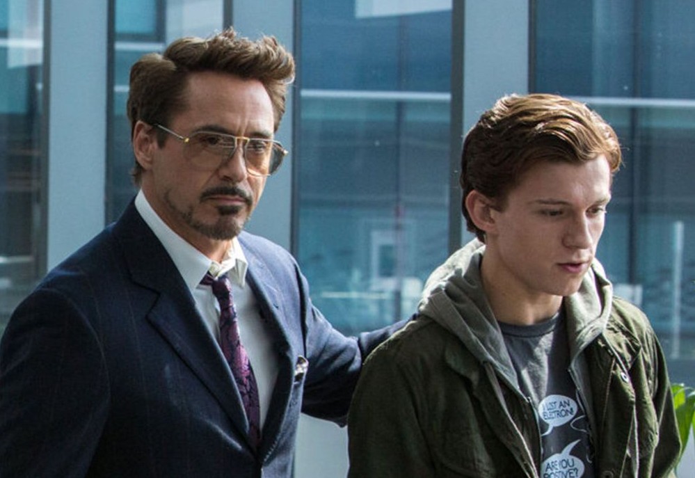 Robert Downey Jr. e Tom Holland como Tony Stark e Peter Parker em cena de Homem-Aranha: De Volta ao Lar (2017) (Foto: Reprodução)