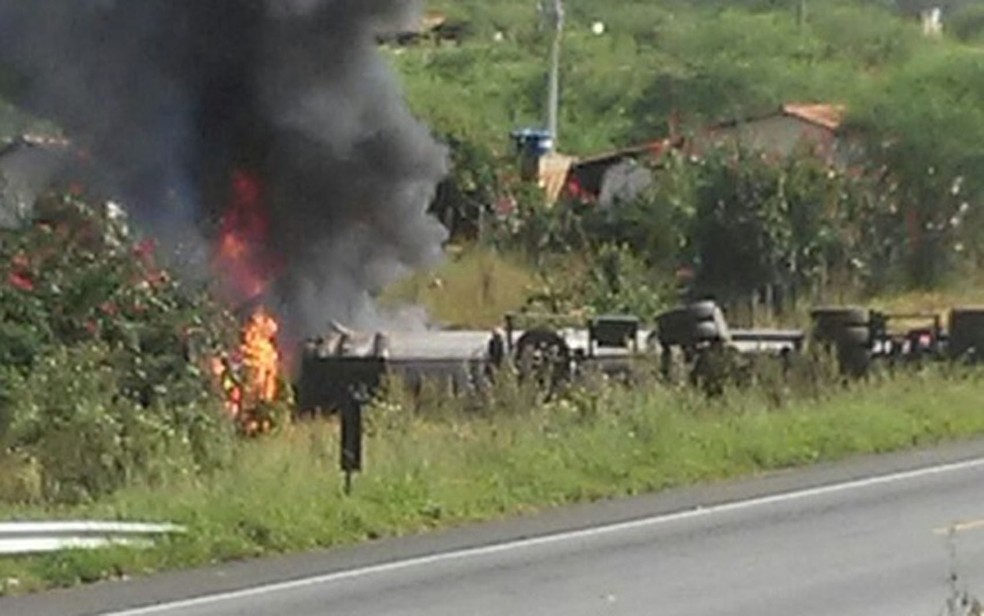 Carro e parte da carreta foram incendiados com a colisÃ£o (Foto: ReproduÃ§Ã£o/ Redes sociais)