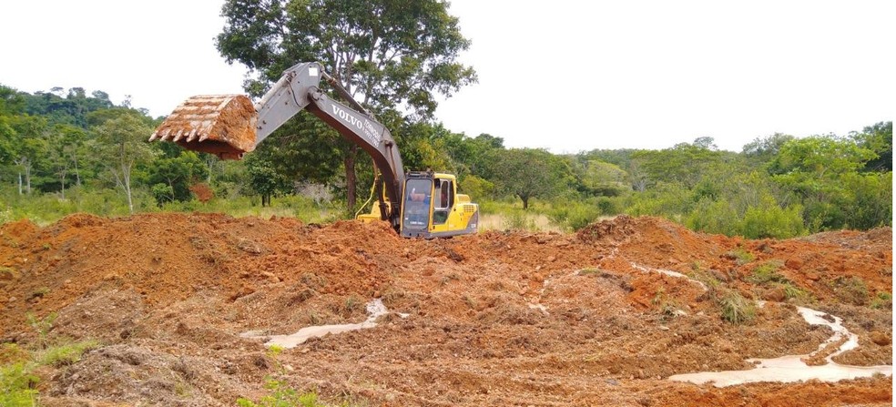 Empresa foi flagrada enterrando gordura animal. — Foto: Sema-MT