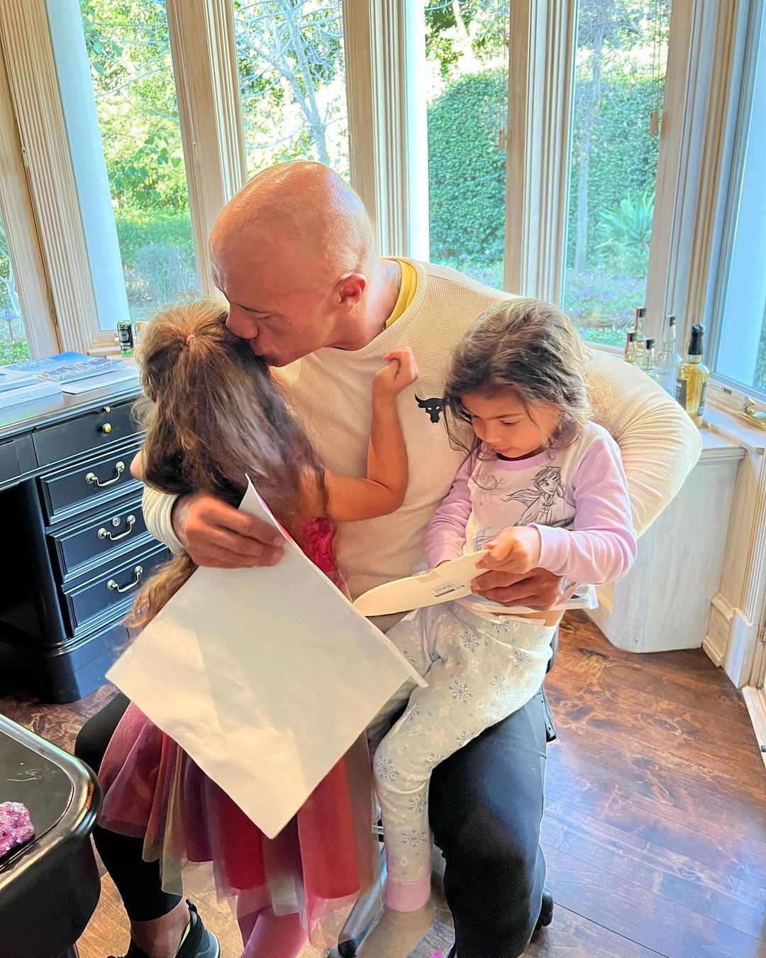 The Rock encanta com post sobre as filhas e fala de relação com o pai (Foto: Reprodução / Instagram)