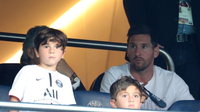 Messi no Parque dos Príncipes acompanhando duelo contra o Strasbourg
