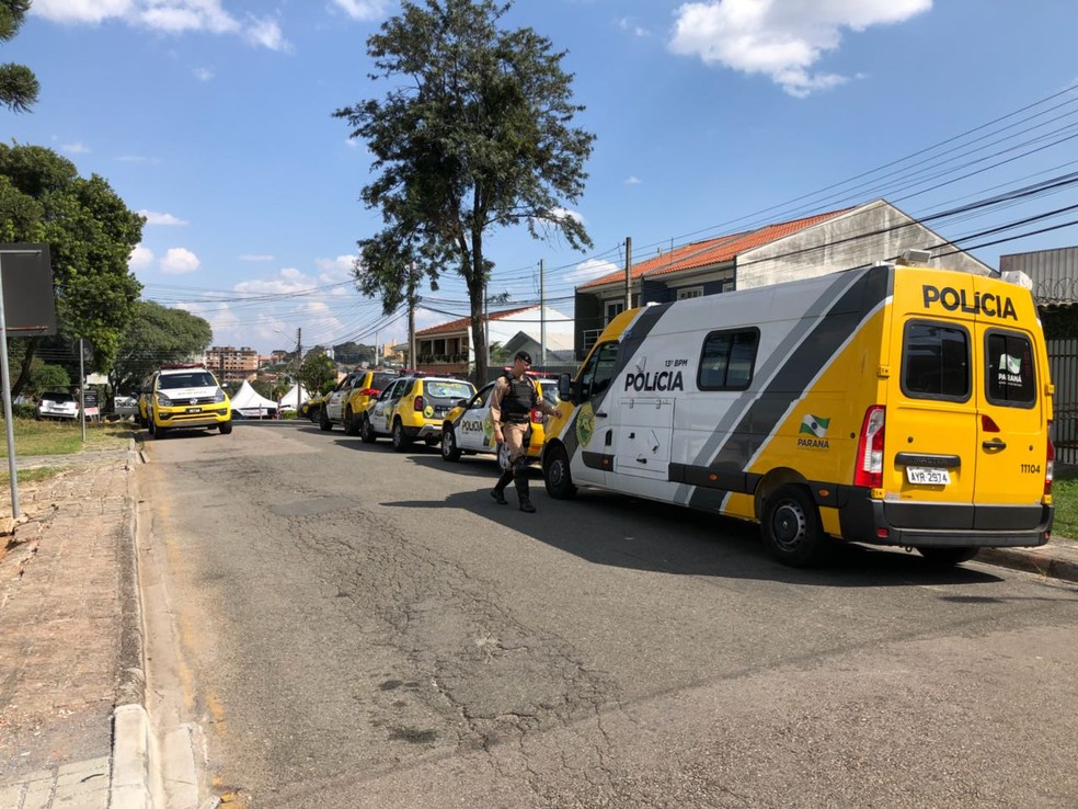 Policiais militares realizam rondas nos arredores da PF, após confusão durante ato pró-Lula, em Curitiba (Foto: Weliton Martins/RPC)