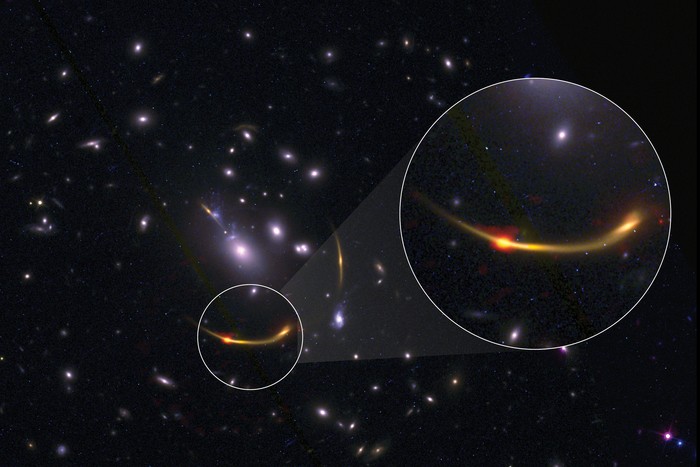Imagem do aglomerado de galáxias MACSJ 0138. A seção ampliada mostra ponto vermelho alaranjado que representa poeira fria indicativa da quantidade de hidrogênio necessário para formar estrelas   (Foto: ALMA (ESO/NAOJ/NRAO)/S. Dagnello (NRAO), STScI, K. Whitaker et al)