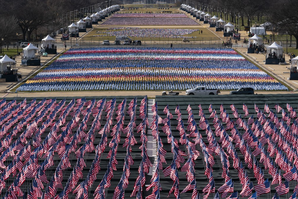 Bandeiras cobrem o Passeio Nacional, em Washington DC, em preparação para a posse de Joe Biden, em foto de 18 de janeiro de 2021 — Foto: Alex Brandon/AP