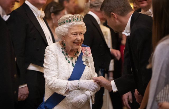 L0NDON, ENGLAND - DECEMBER 11: Queen Elizabeth II talks to guests at an evening reception for members of the Diplomatic Corps at Buckingham Palace on December 11, 2019 in London, England.(Photo by Victoria Jones - WPA Pool/Getty Images) (Foto: Getty Images)