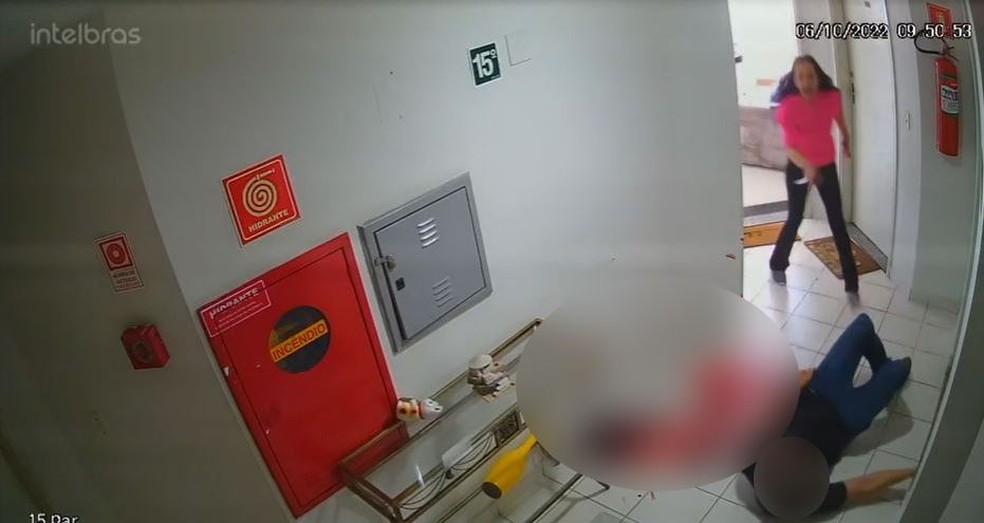 Vídeo grava mulher com faca e arma após atirar nas costas do namorado em São Paulo — Foto: Reproduçaõ/Redes sociais