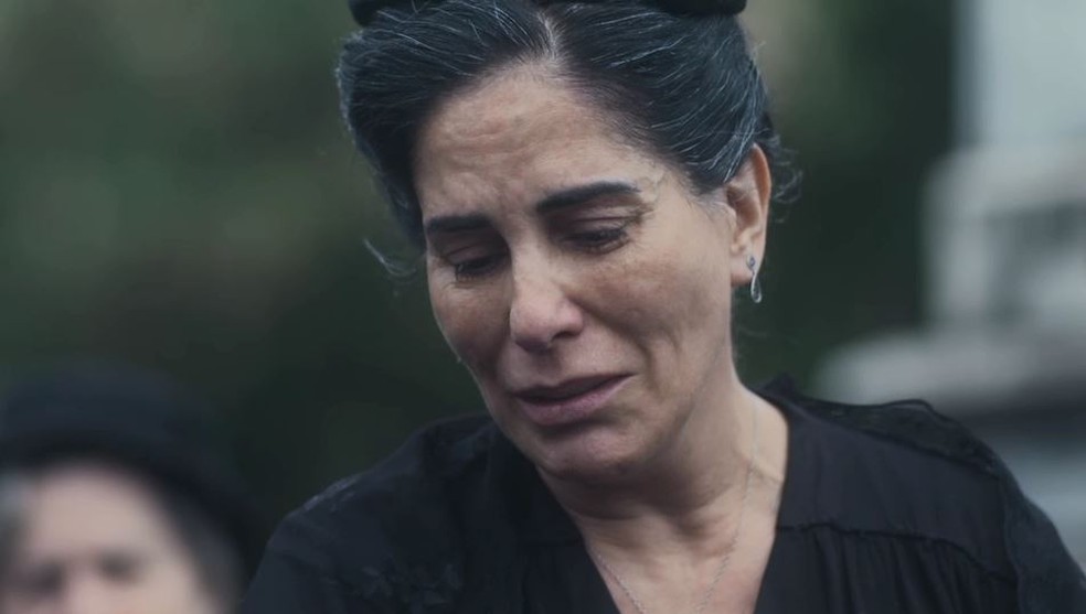 Lola (Gloria Pires) faz depoimento emocionado na despedida a Júlio (Antonio Calloni) — Foto: Globo