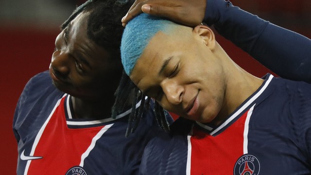 Kean e Mbappé, de cabelo azul, fizeram os gols do PSG contra o Lorient