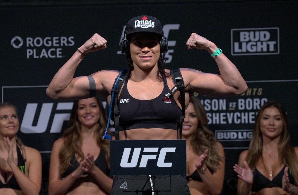 Amanda Nunes subiu ao palco da pesagem do UFC 215 usando fone de ouvido (Foto: Evelyn Rodrigues)