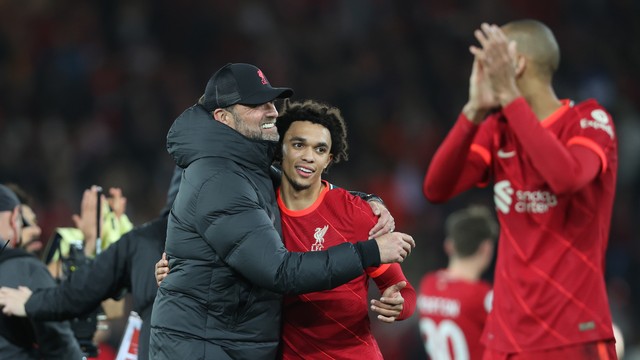 Klopp celebra com jogadores: Liverpool teve boa atuação neste sábado