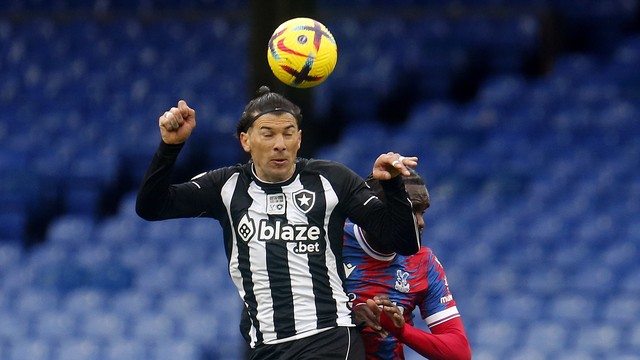 Víctor Cuesta em Crystal Palace x Botafogo