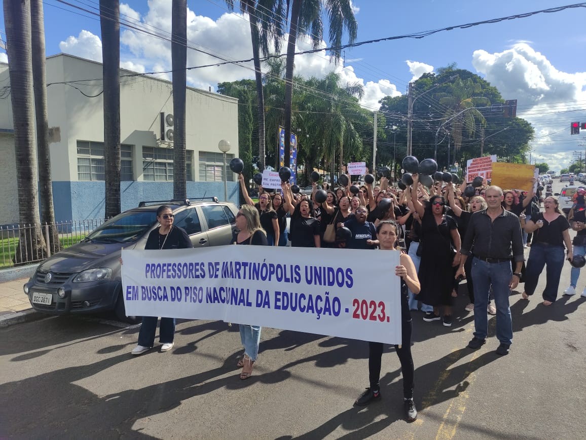 Professores da rede municipal de ensino reivindicam pagamento do piso salarial do magistério em Martinópolis