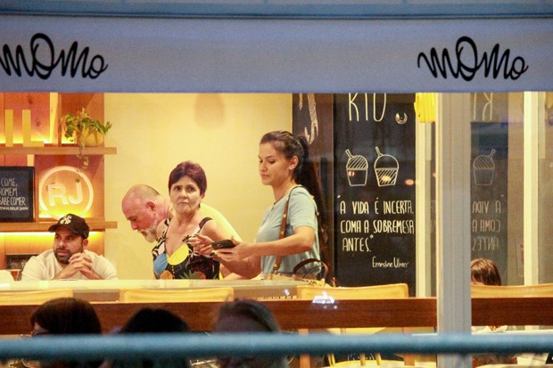 Andressa Suita levou os filhos para tomar sorvete, no Rio (Foto: J / AgNews)