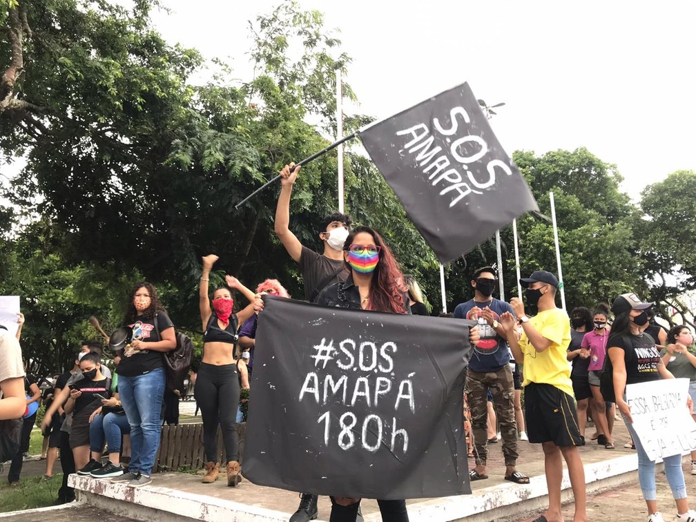 Manifestantes no Centro de Macapá reclamam de apagão e de falhas em rodízio de energia no Amapá - Caio Coutinho/G1 — Foto: Caio Coutinho/G1