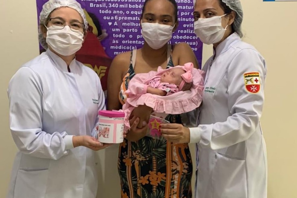 Equipe comemora alta de bebê que nasceu prematura após três meses de internação na Paraíba — Foto: Divulgação/HPMGER