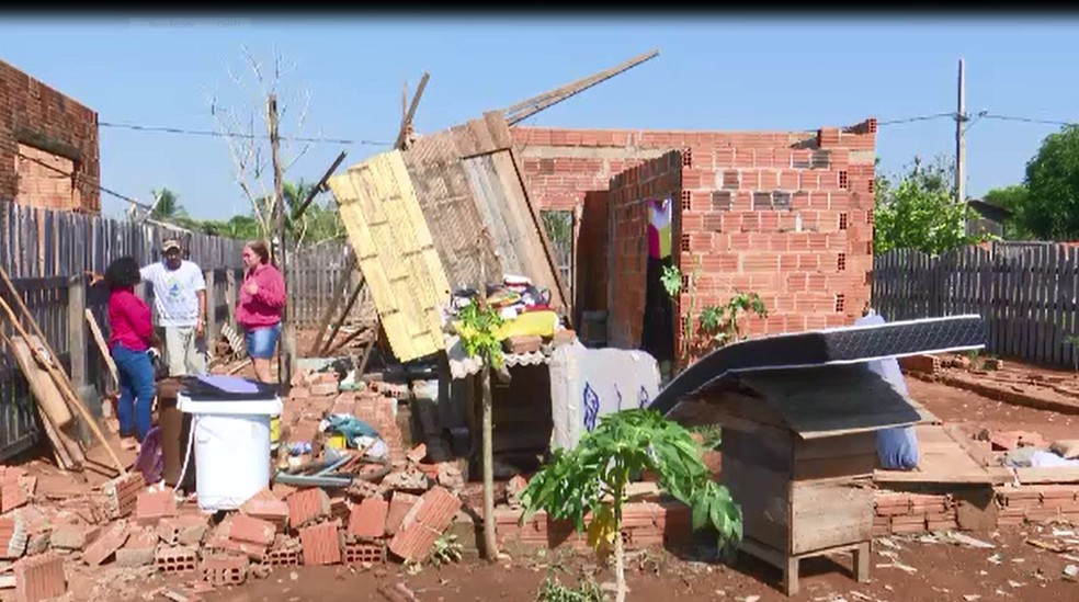 Casa da merendeira Fabiana Barbosa também foi uma das atingidas por temporal em Capixaba  — Foto: Reprodução