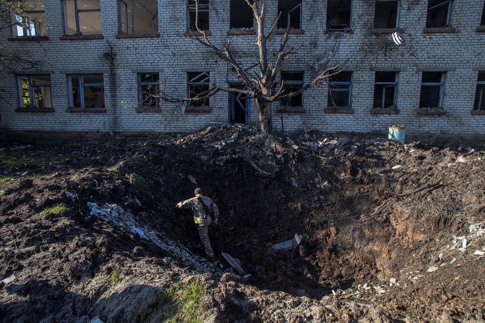 Cratera de bomba em Lyman, na Ucrânia — Foto: Oleksandr Ratushniak/Reuters