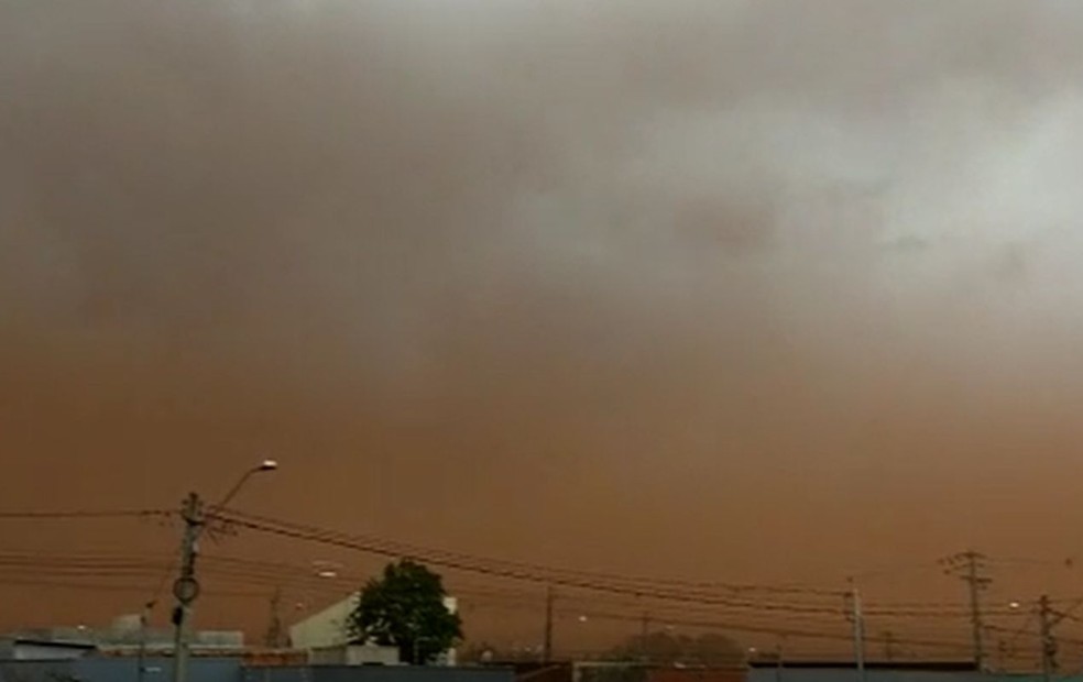 Tempestade de areia fez o céu mudar para a cor laranja em Cândido Mota — Foto: Cludeci Aparecido Paiva /Arquivo pessoal