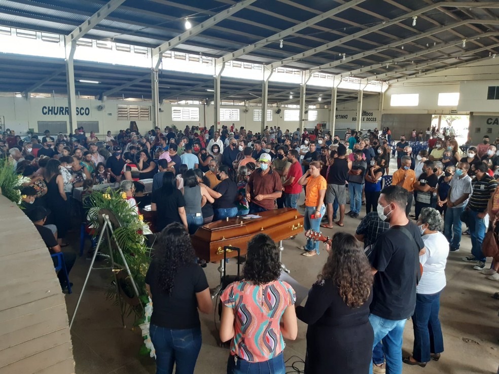 Vítimas de acidente que deixou 13 mortos tiveram velório coletivo neste domingo — Foto: Divulgação