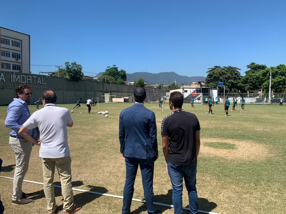 Sócios da 777 acompanham treino da base em São Januário — Foto: Emanuelle Ribeiro/ge